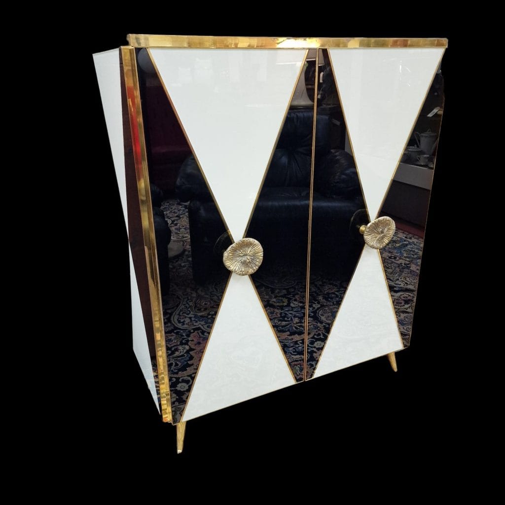 Mobile sideboard vintage con rivestimento in vetro, dettagli in ottone e maniglie in bronzo