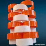 40355 Lampadario anni '70 in plexiglass bianco e arancio, 6 portalampade