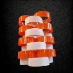 40355.jpg Lampadario anni '70 in plexiglass bianco e arancio, 6 portalampade