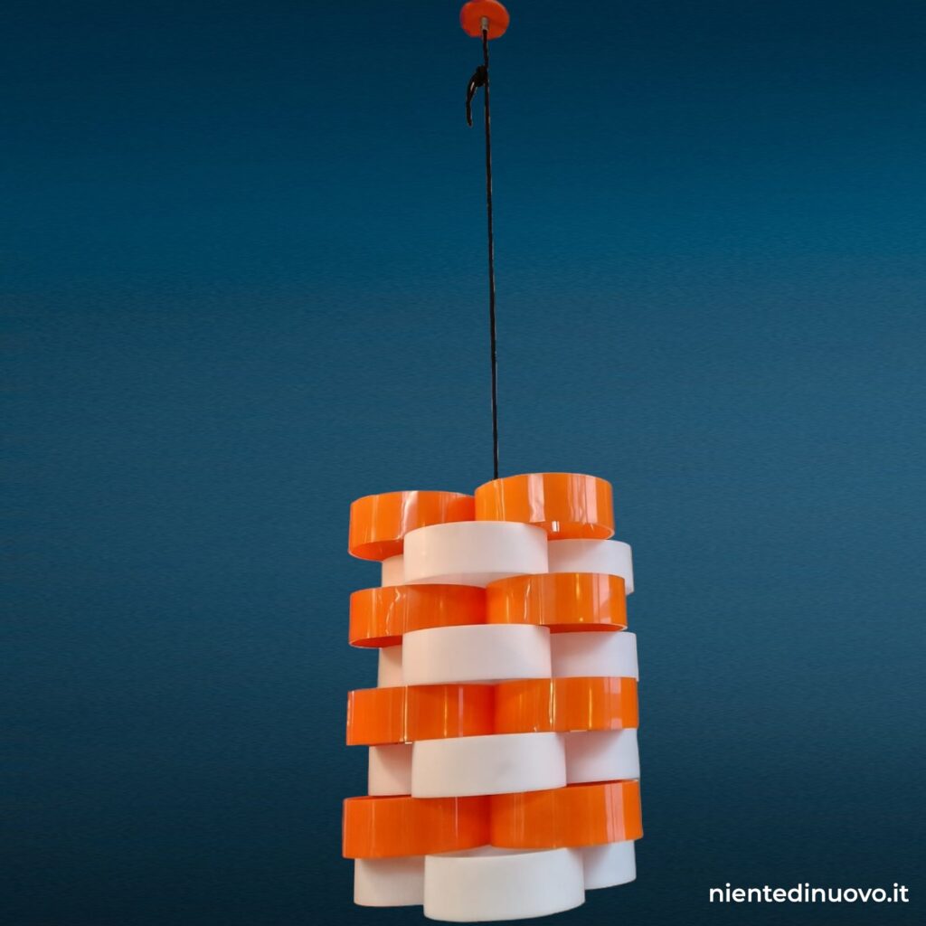 Lampadario anni '70 in plexiglass bianco e arancio, 6 portalampade