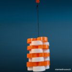 40355_4 Lampadario anni '70 in plexiglass bianco e arancio, 6 portalampade