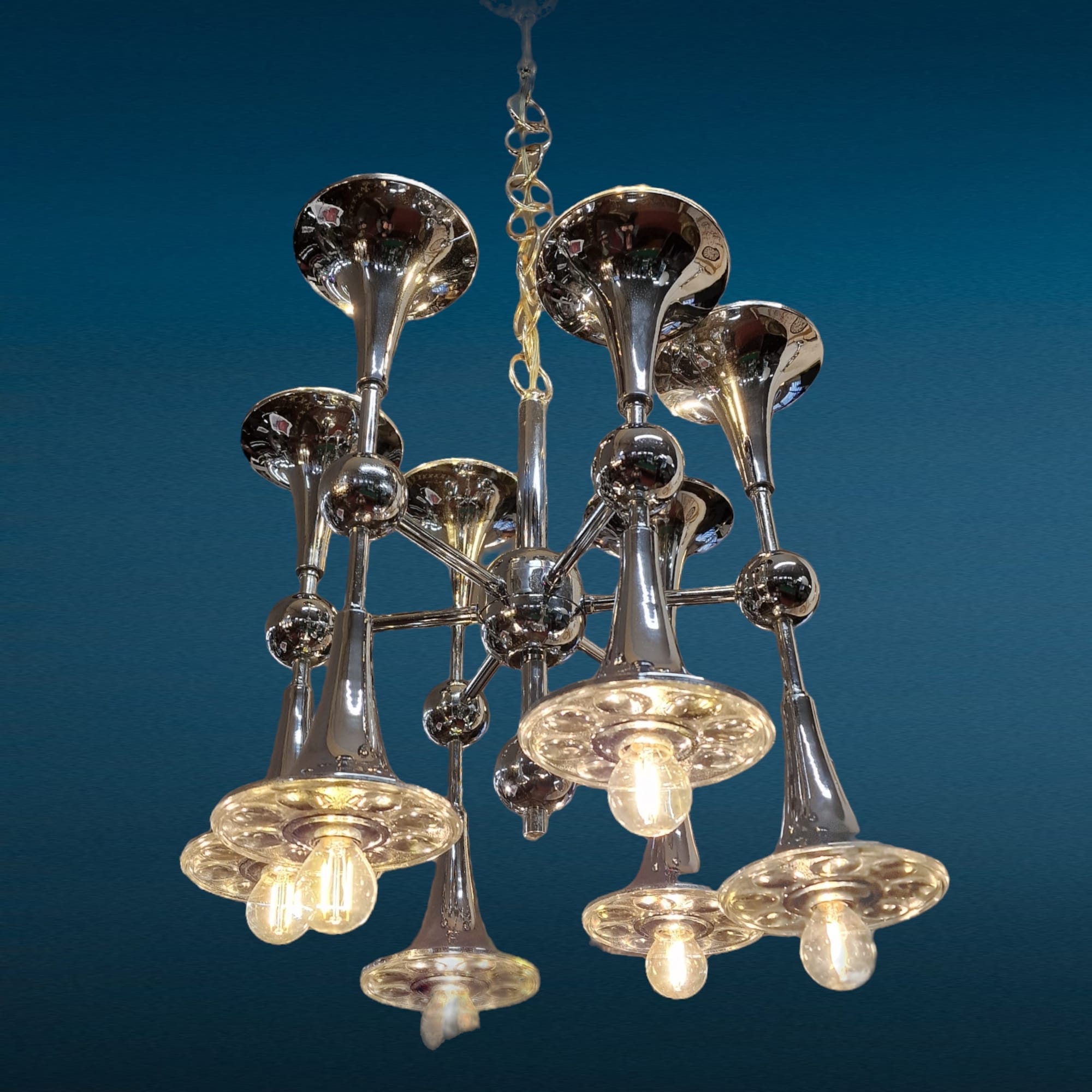 Lampadario vintage a doppio cono a 12 luci, periodo Space Age, funzionante e in buone condizioni generali. Presenta una leggera ossidazione sul metallo che è stata lucidata.