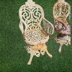 Poltrona Liberty da esterno in ghisa con dettagli eleganti e vecchie riparazioni.