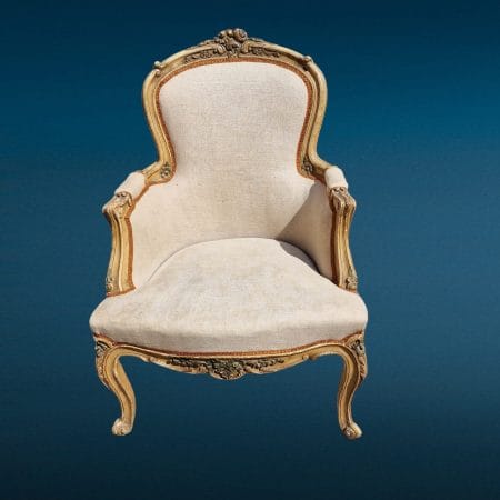 Poltrona vintage rivestita in tessuto ecrù con braccioli