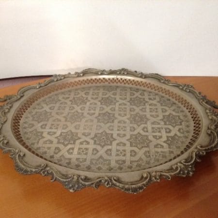 Vassoio in metallo lavorato con manici e piedini