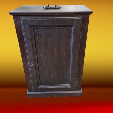 Stipetto in legno con maniglia superiore