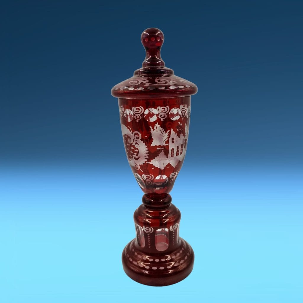 40542.jpg Urna in cristallo rosso di Bohemia con coperchio