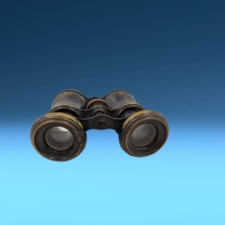 Vecchio binocolo in ottone verniciato nero