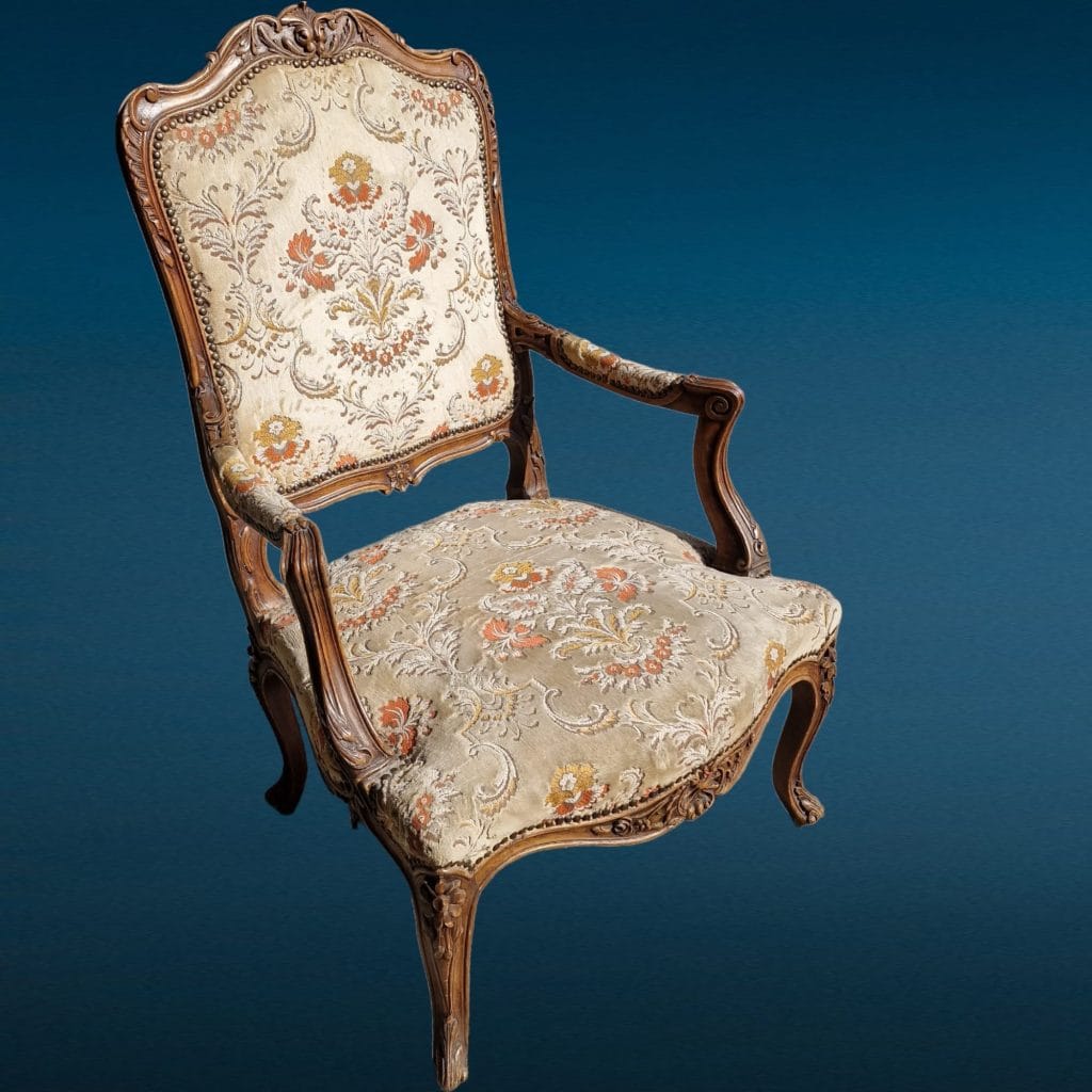 Poltrona bergère con rivestimento in velluto damascato