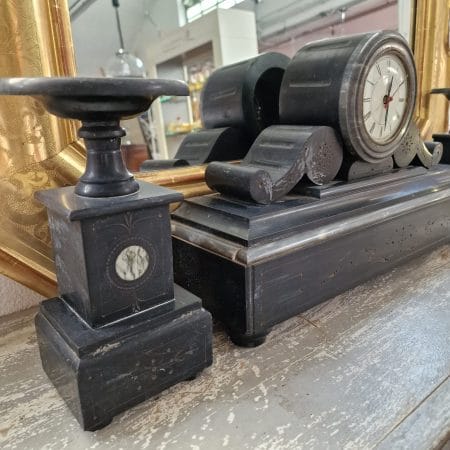 Trittico parigina d'epoca con orologio e coppia di candelabri in marmo nero