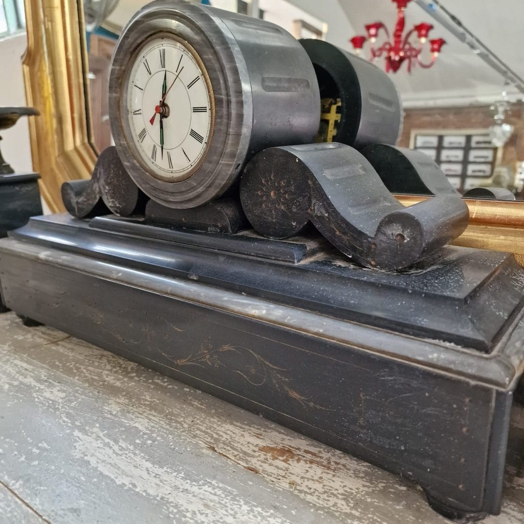 Trittico parigina d'epoca con orologio e coppia di candelabri in marmo nero