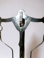 Bilancia NICKEL a due piatti con pesi e base in legno nero