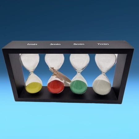 set di clessidre in vetro con sabbia colorata e struttura in legno