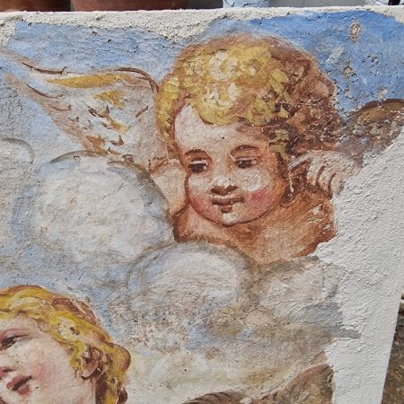 strappo murale dipinto con scena mitologica e figure classiche