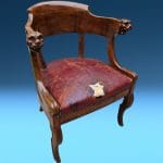 Poltroncina in noce 800 con intaglio a mano e seduta in cuoio
