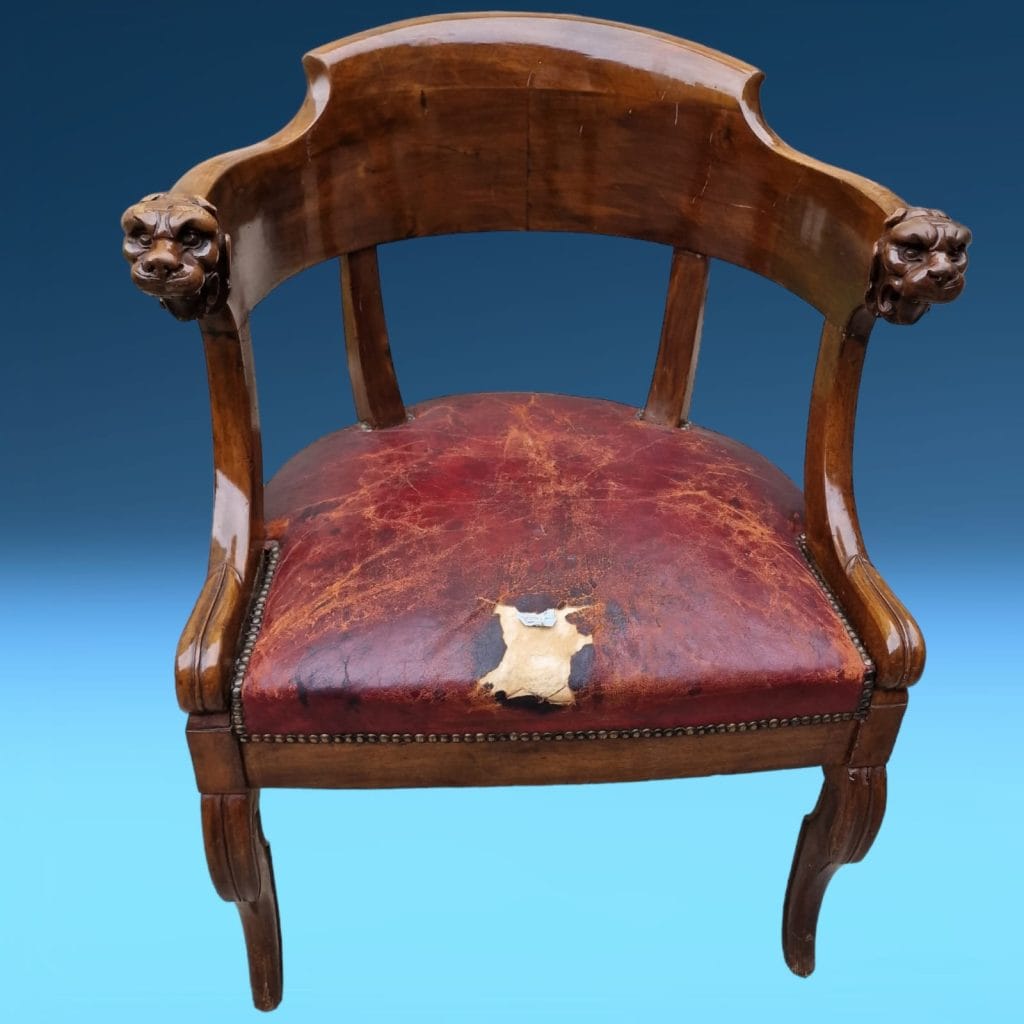Poltroncina in noce 800 con intaglio a mano e seduta in cuoio