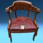 Poltroncina in noce 800 con intaglio a mano e seduta in cuoio
