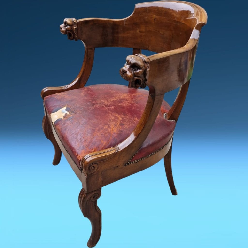 Poltroncina in noce 800 con intaglio a mano e seduta in cuoio