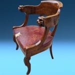 Poltroncina in noce 800 con intaglio a mano e seduta in cuoio