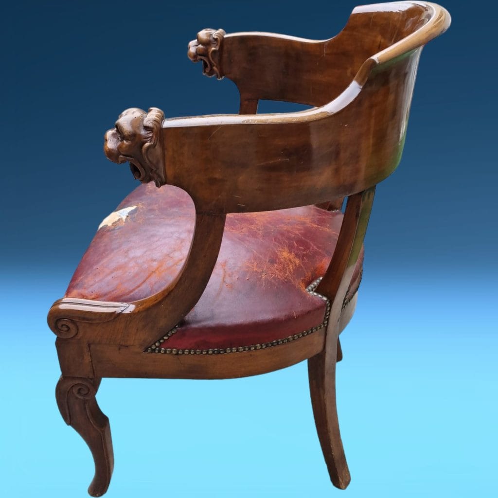 Poltroncina in noce 800 con intaglio a mano e seduta in cuoio