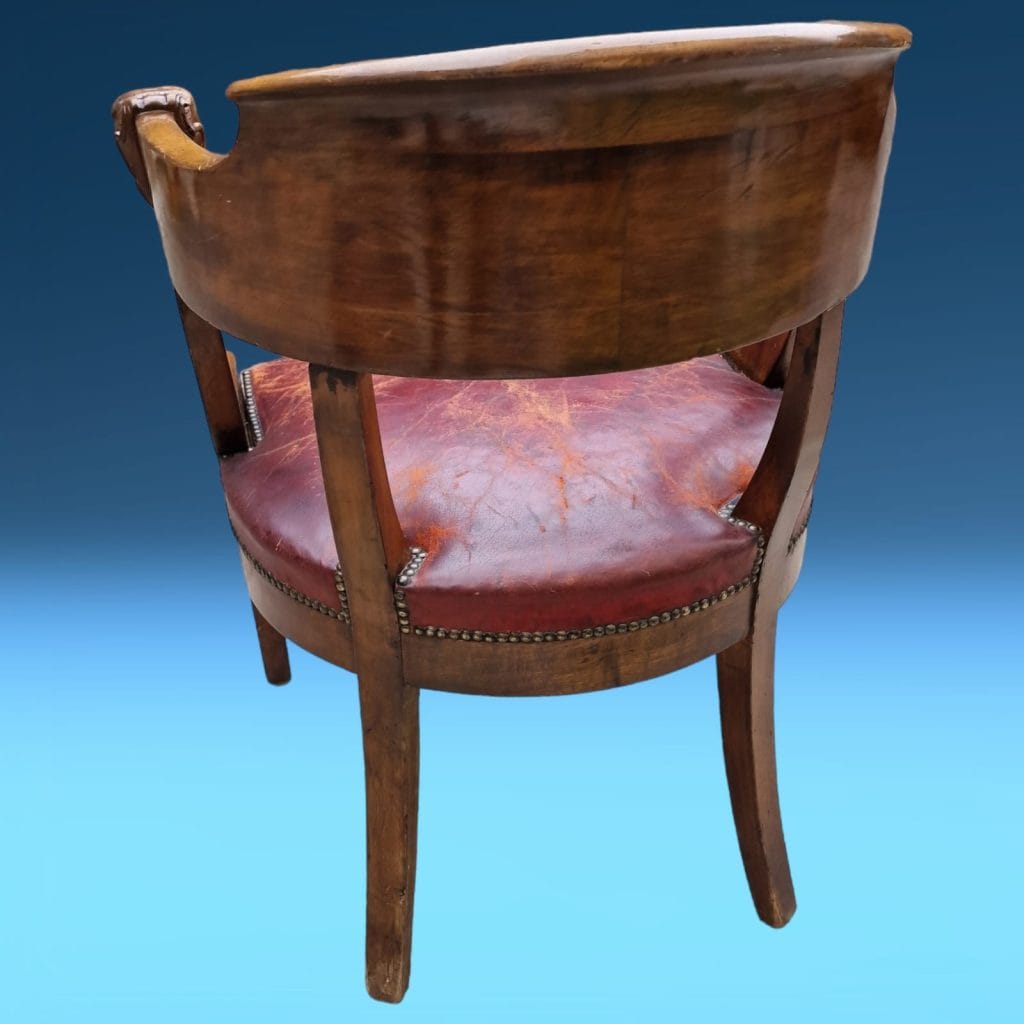 Poltroncina in noce 800 con intaglio a mano e seduta in cuoio