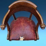 Poltroncina in noce 800 con intaglio a mano e seduta in cuoio