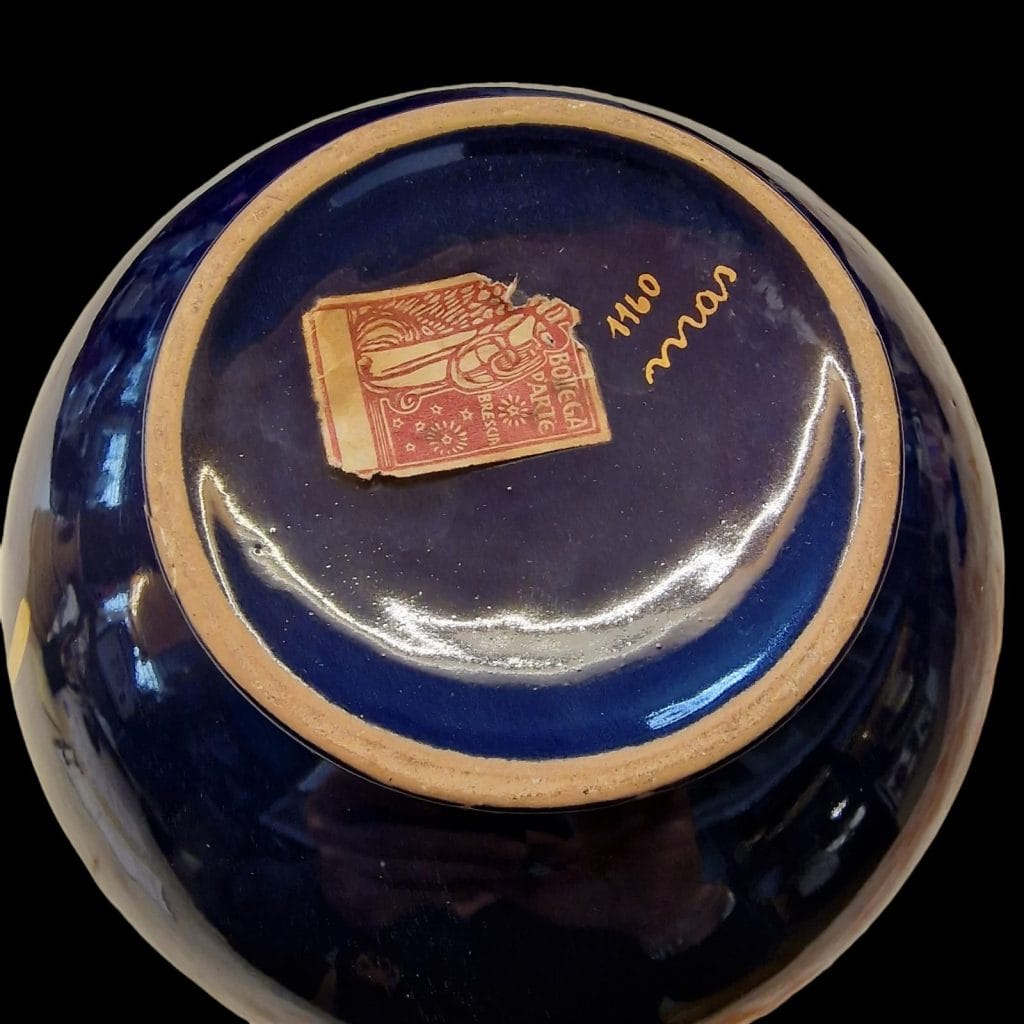 Vaso in ceramica anni 50 blu cobalto con decori floreali in oro zecchino