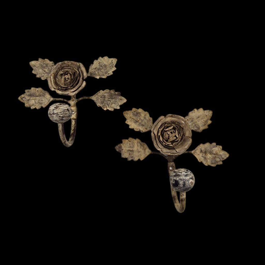 Appendino portabiti in ferro con rosellina decorativa