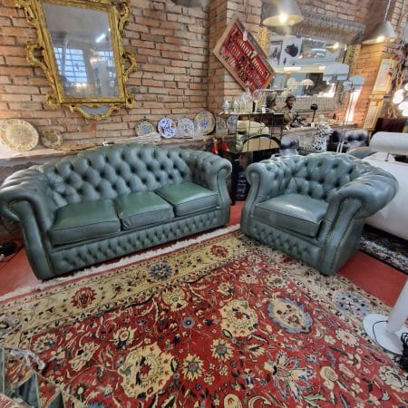Set divano Chesterfield con poltrona in pelle color salvia