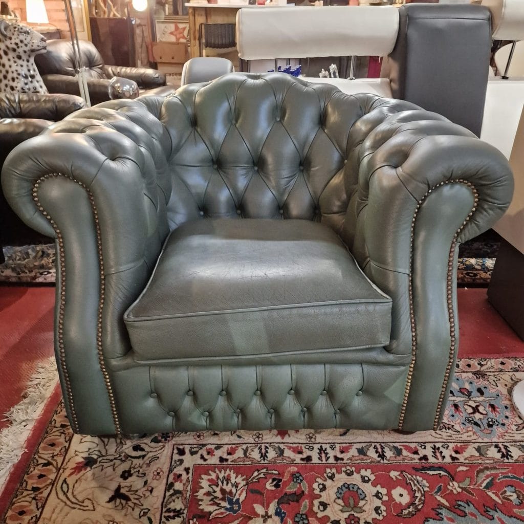 Set divano Chesterfield con poltrona in pelle color salvia
