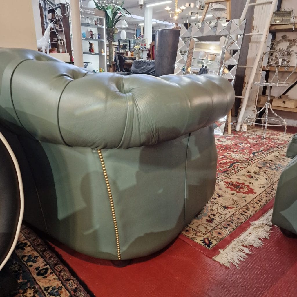 Set divano Chesterfield con poltrona in pelle color salvia