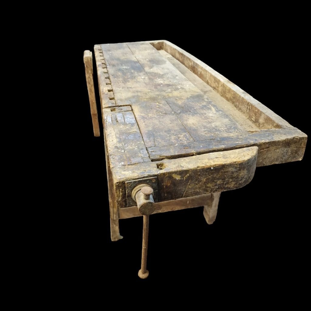 Tavolo da lavoro da falegname in legno massello con morse originali e piano invecchiato