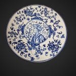 Piatto con ritratto in vecchia maiolica, decoro blu su fondo bianco e sigla F:K:F: sul retro