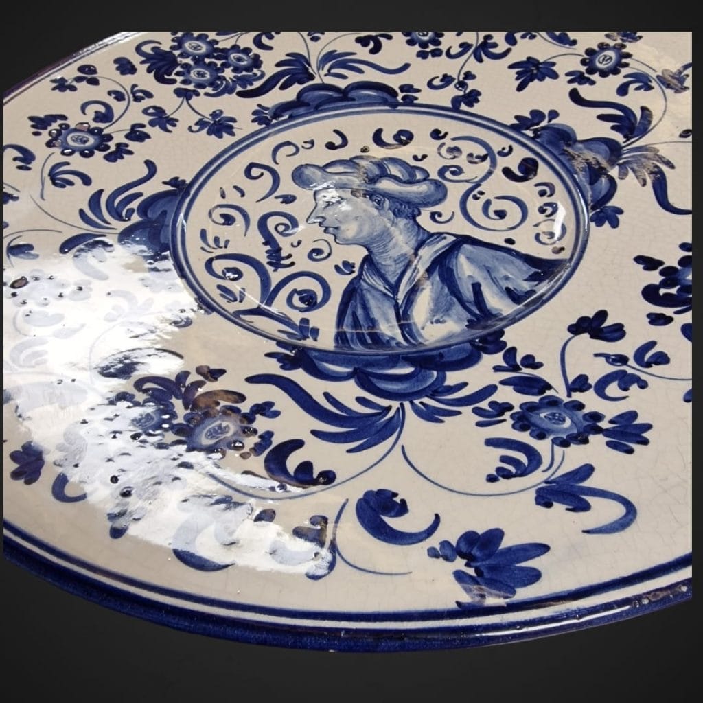 Piatto con ritratto in vecchia maiolica, decoro blu su fondo bianco e sigla F:K:F: sul retro