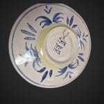 Piatto con ritratto in vecchia maiolica, decoro blu su fondo bianco e sigla F:K:F: sul retro