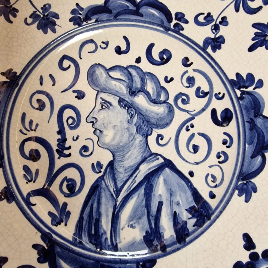 Piatto con ritratto in vecchia maiolica, decoro blu su fondo bianco e sigla F:K:F: sul retro