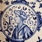 Piatto con ritratto in vecchia maiolica, decoro blu su fondo bianco e sigla F:K:F: sul retro