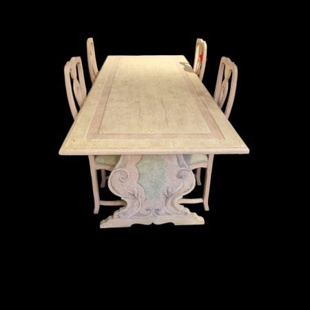 Tavolo laccato con sedie in stile veneziano, ornato con dettagli eleganti e finiture delicate