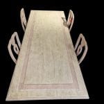 Tavolo laccato con sedie in stile veneziano, ornato con dettagli eleganti e finiture delicate