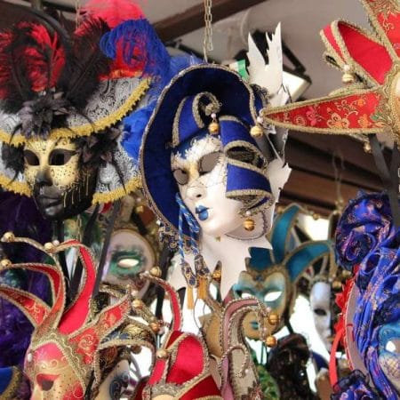 Maschera veneziana originale fatta a mano in cartapesta, dipinta con dettagli raffinati e colori vivaci