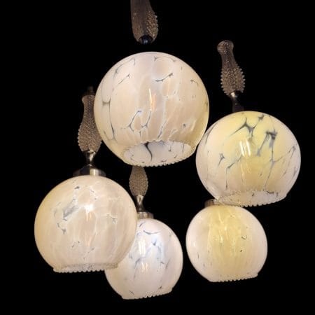 Lampadario a 5 luci calate anni ’60 con bocce in vetro soffiato bianco maculato