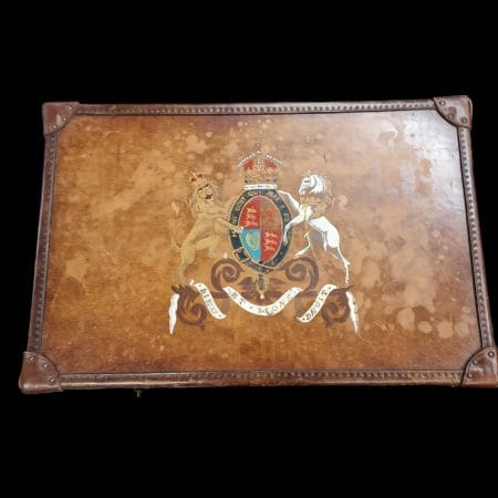 Baule tavolino in cuoio dipinto con gambe in legno e maniglie laterali