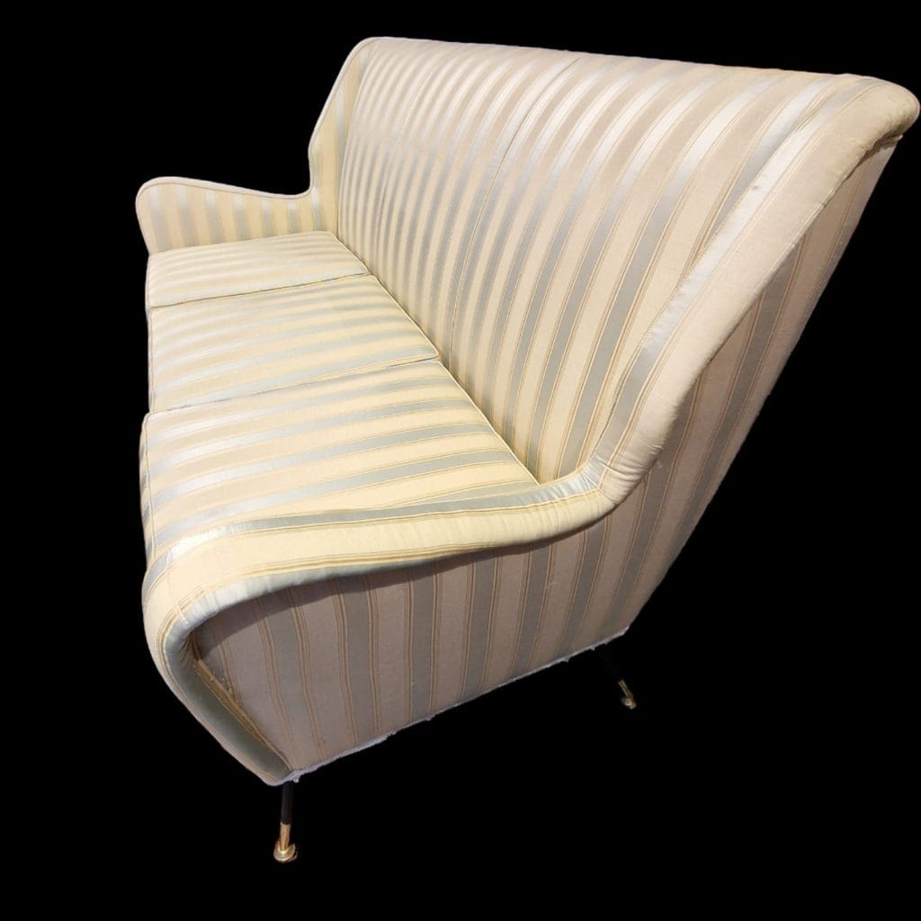 Divano vintage midcentury con piedini in ottone e tessuto originale