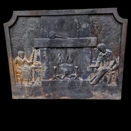Vecchia piastra in ghisa da camino con soggetto antico focolare