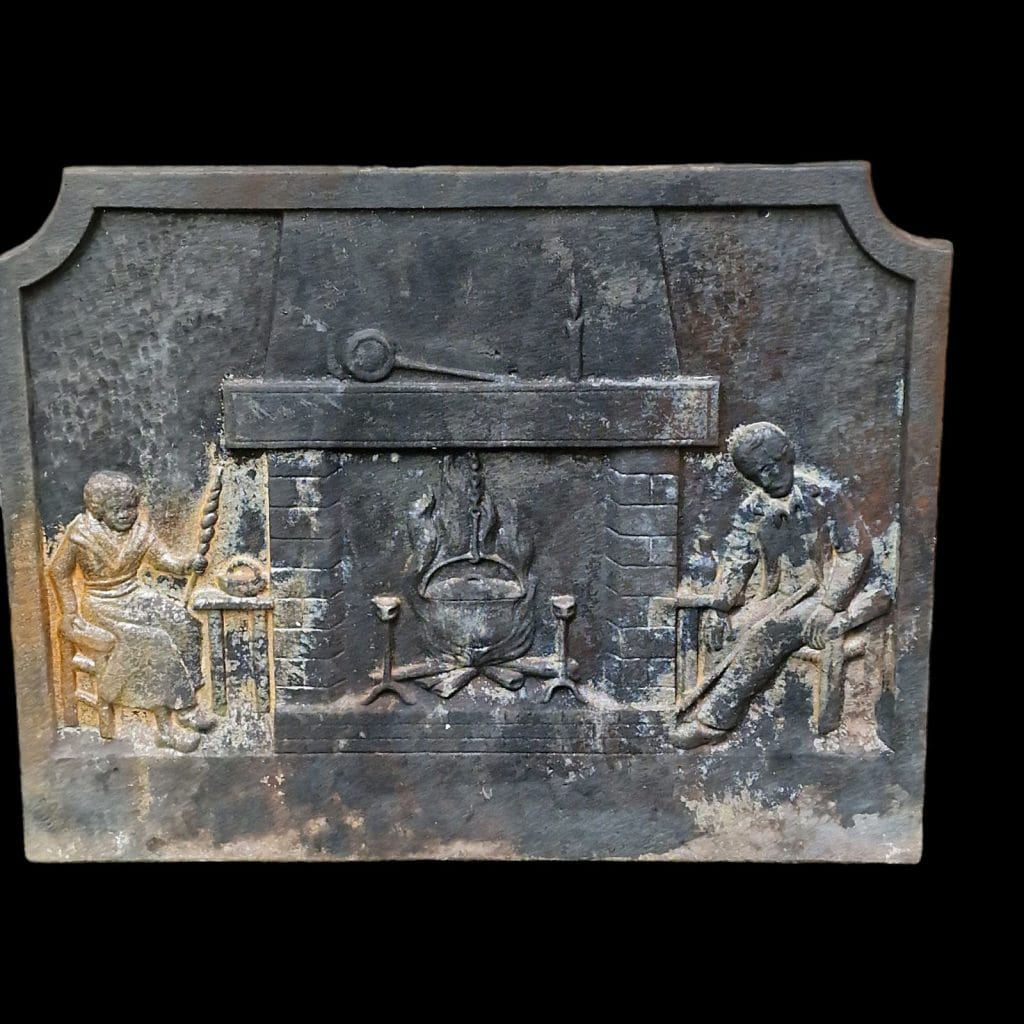 Vecchia piastra in ghisa da camino con soggetto antico focolare