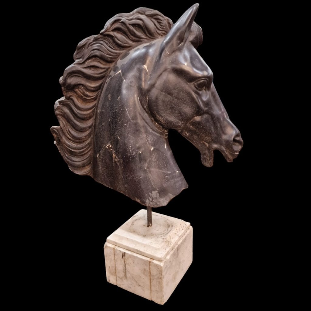 Scultura espressiva di testa di cavallo su base in marmo bianco girevole