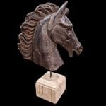 Scultura espressiva di testa di cavallo su base in marmo bianco girevole