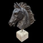 Scultura espressiva di testa di cavallo su base in marmo bianco girevole
