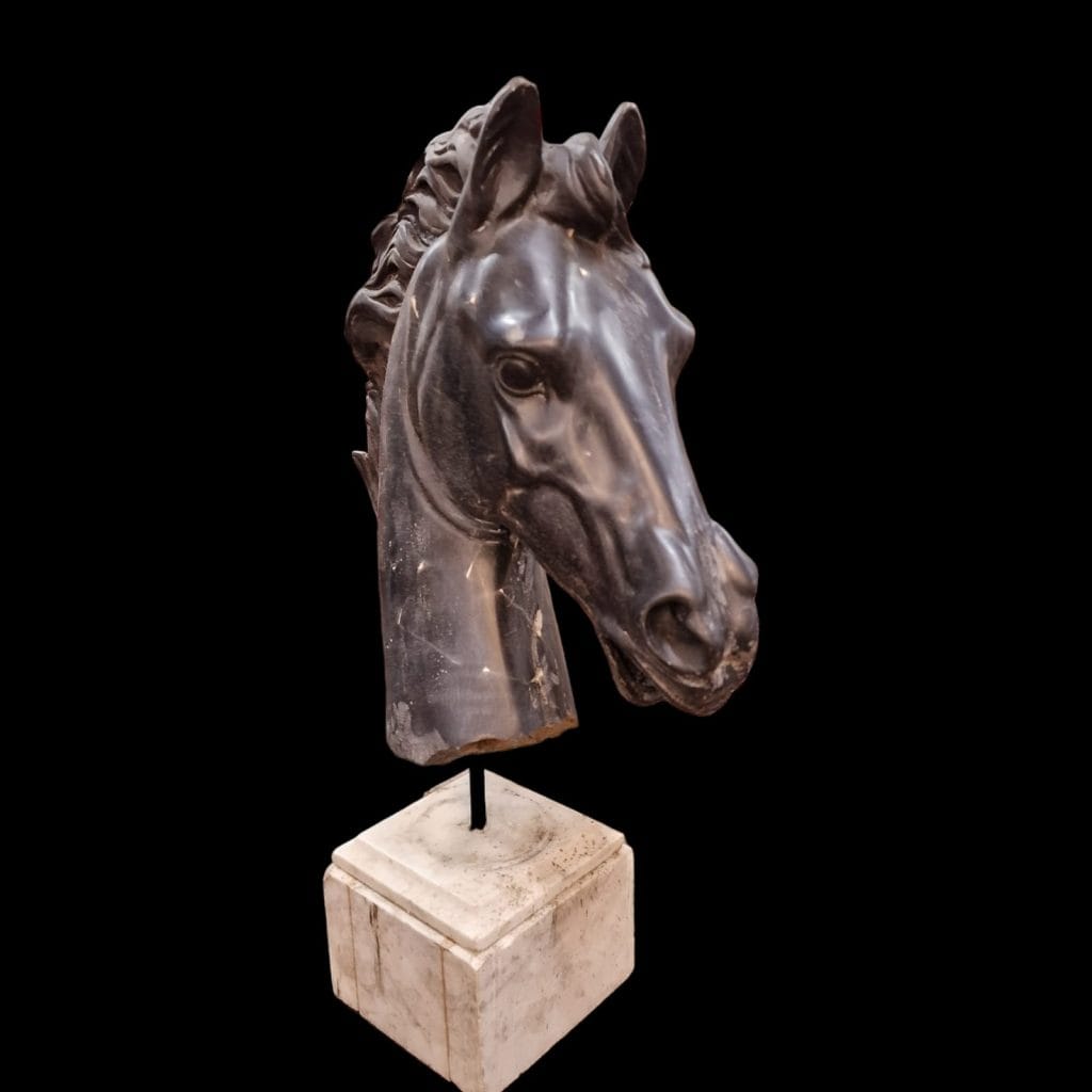 Scultura espressiva di testa di cavallo su base in marmo bianco girevole