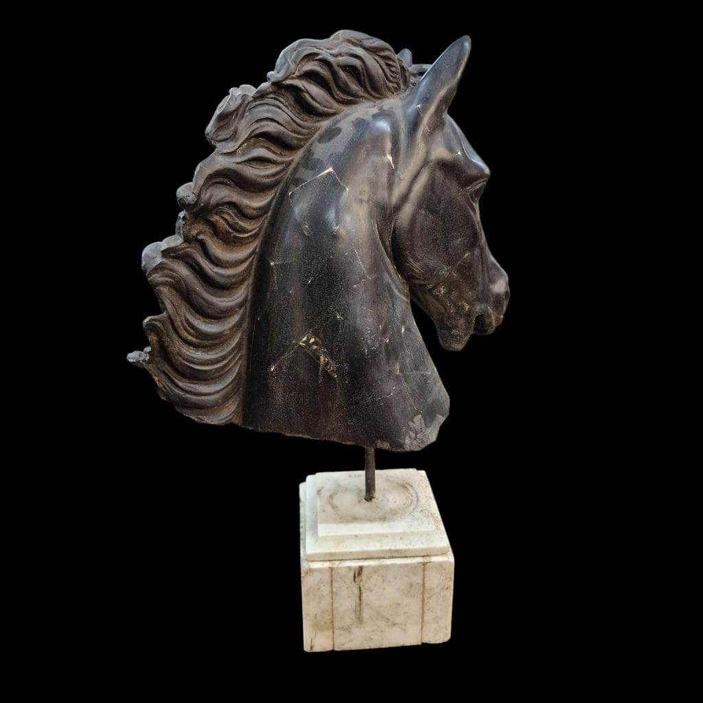 Scultura espressiva di testa di cavallo su base in marmo bianco girevole